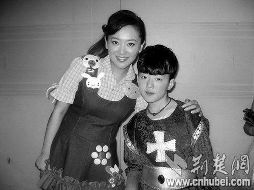 楊光參加央視節(jié)目表演時(shí)，同主持人月亮姐姐合影