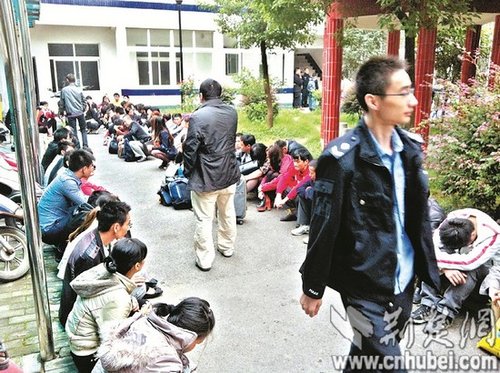 派出所院子里，擠滿了被解救的傳銷人員