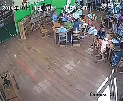 幼兒園監(jiān)控畫(huà)面顯示，小健曾被推搡、拉扯（紅箭頭處）