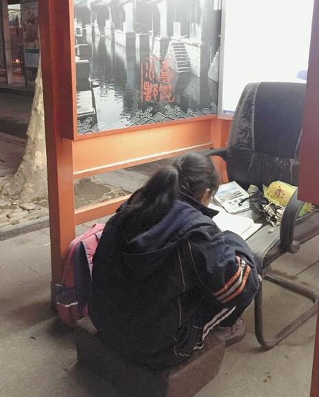 電話亭就是曉華的書房，她在這里做了5年作業(yè)