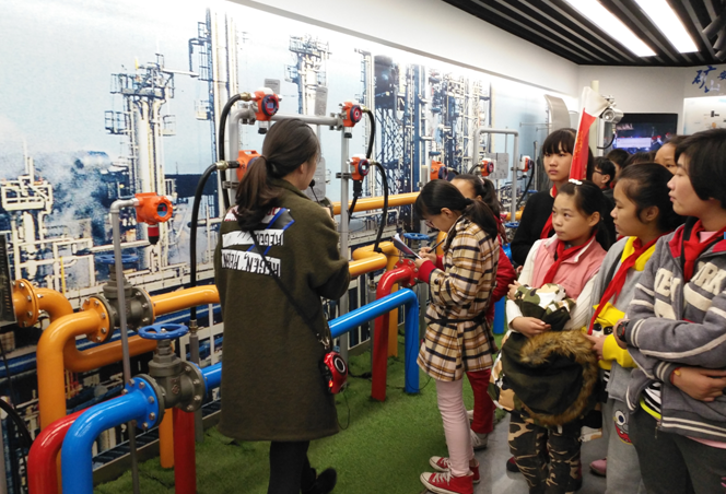 聽到了新知識(shí)，趕緊拿出本子記下來(lái)