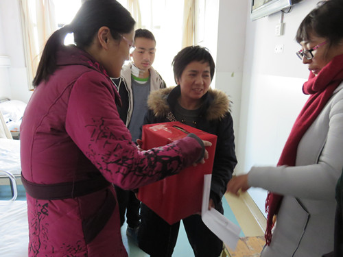 師生代表把善款送到了余科同學(xué)的家長手中
