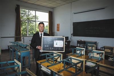 　張俊成，41歲，曾是北京大學(xué)的一名保安。1995年，通過成人高考，考上了北京大學(xué)法律系(?？?，被媒體稱為“北大保安高考第一人”，現(xiàn)為長治市一所中等職校的校長