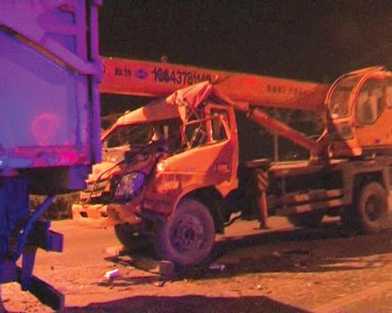 沒(méi)有駕照，還開(kāi)了輛無(wú)牌吊車(chē) 能有啥結(jié)果？