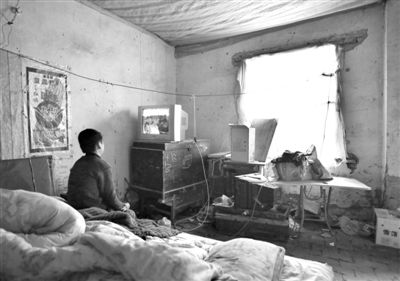 11月21日，武文英小兒子中午放學(xué)回家坐在床上看電視，母親進看守所之后，小兒子變得沉默寡言。