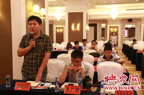 參加新聞發(fā)布會(huì)的媒體記者提問 參加新聞發(fā)布會(huì)的媒體記者提問