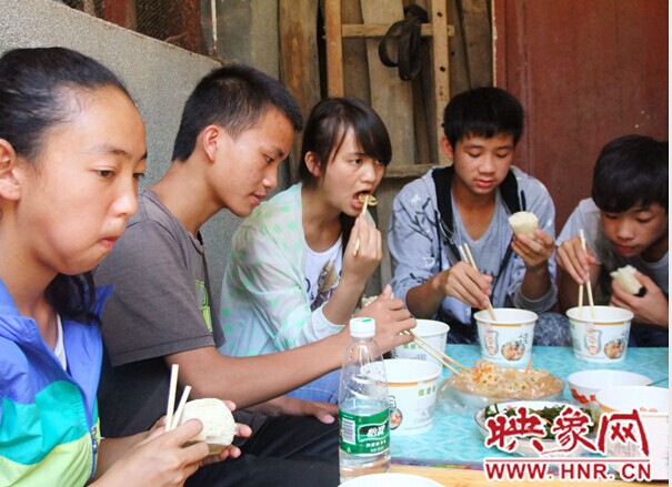 云南受資助學生農(nóng)家就餐