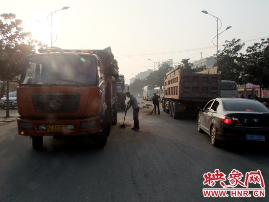 附近商戶(hù)幫助清掃小麥