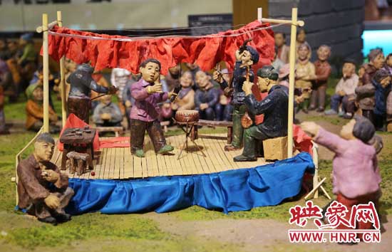 河南寶豐中華曲藝展覽館內(nèi)的說唱和聽書造型的泥塑人。（3月1日攝）