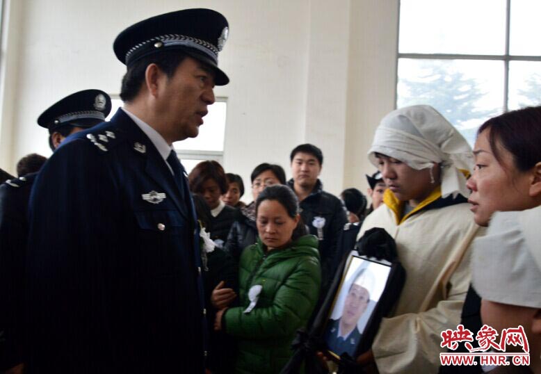 河南省公安廳副廳長(zhǎng)劉衛(wèi)華向姚世民家屬進(jìn)行慰問