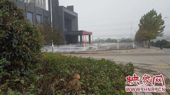 和附近的綠化地帶相比起來顯得很不協(xié)調(diào) 和附近的綠化地帶相比起來顯得很不協(xié)調(diào)