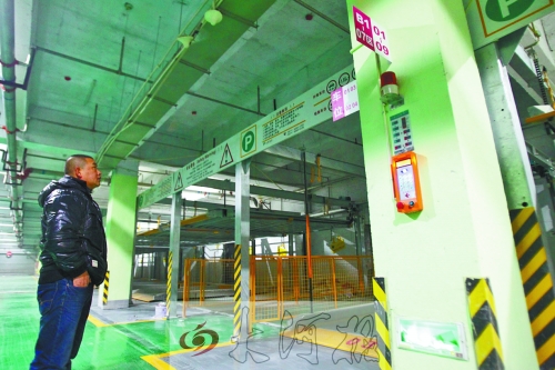 翰林世家小區(qū)的地下車庫，一層改造成兩層，可多停放50輛車。