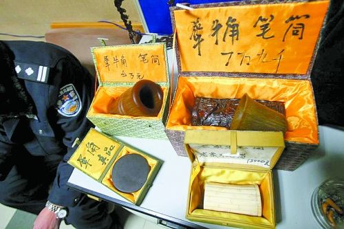 這些商品被暫扣，并根據(jù)鑒定情況對(duì)販賣(mài)者依法處罰。 記者 閆化莊 攝