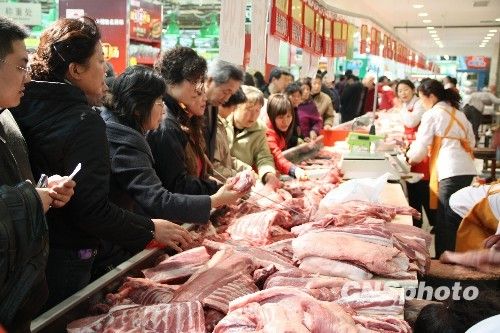 資料圖。1月份CPI等經濟數(shù)據(jù)將于今天發(fā)布。多家機構預計，受春節(jié)“錯位”因素及豬肉價格回落影響，1月CPI同比漲幅在1.8%左右。從各機構發(fā)布的報告來看，從2月開始，CPI或將進入新一輪上行周期。