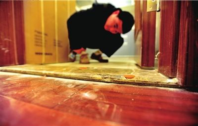 新房地板瓷磚有裂痕。 本報(bào)記者 陶冉 攝