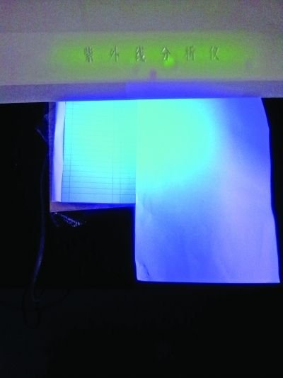 記者的采訪本比A4紙熒光劑更多。