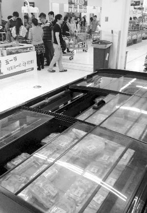 新街口某超市羊肉卷柜臺無人問津。