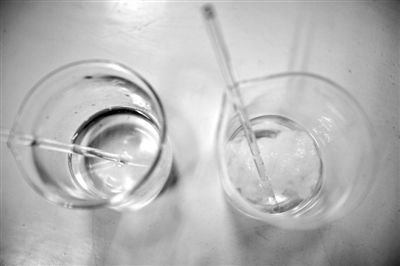 溶解檢測法中，左邊溶入真蠶絲的液體變得渾濁，完全溶解。