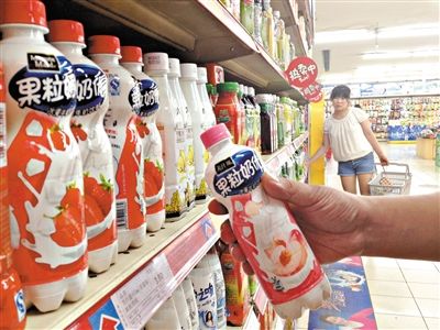 昨日，勁松京客隆超市貨架上，可口可樂果粒奶優(yōu)仍在售。可口可樂公司昨日發(fā)表聲明稱，已使用25公斤可能受到肉毒桿菌污染的乳粉，用于生產(chǎn)個別批次的美汁源果粒奶優(yōu)。新京報記者 韓萌 攝