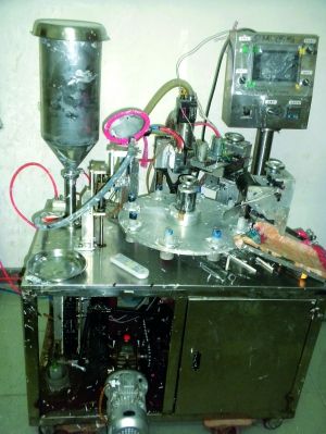 行動(dòng)中查獲的假冒“高露潔”牙膏和制假機(jī)械。信息時(shí)報(bào)記者鄭啟文 攝