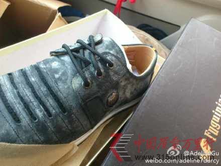 顧女士購(gòu)買的富貴鳥發(fā)霉的鞋子