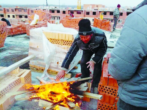 在俄羅斯工地打工時(shí)，因?yàn)樘焯?，工人不得不在工地生火取暖。（圖由方先生提供）