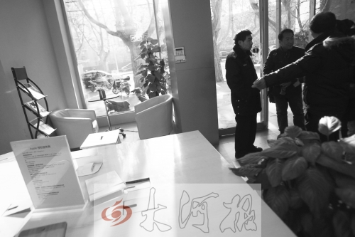 人民路上的這家商店,夜間疑被一男子隔著門縫用長(zhǎng)竿偷走一臺(tái)蘋果ipad air。