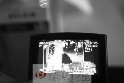 人民路上的這家商店,夜間疑被一男子隔著門縫用長(zhǎng)竿偷走一臺(tái)蘋果ipad air。