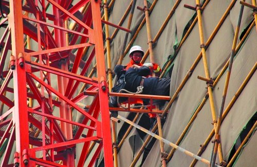 消防隊(duì)員將下不來的討薪者救下