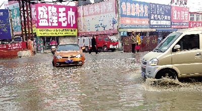 這里積水一個(gè)月不退，商戶傷透腦筋。