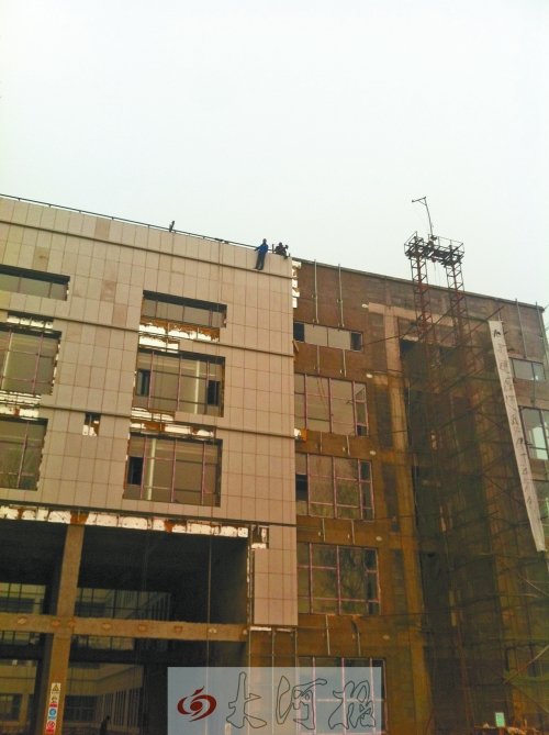 兩人站在樓頂試圖跳樓 兩人站在樓頂試圖跳樓