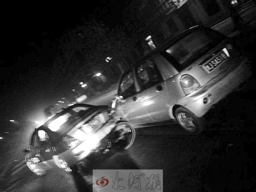 撞上出租車QQ才停下，兩車間還夾著一輛自行車。