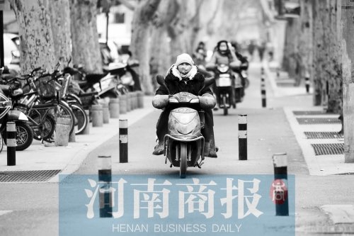 金水路防疫路附近，路樁間距很小，電動車經(jīng)過時要很小心才能避開