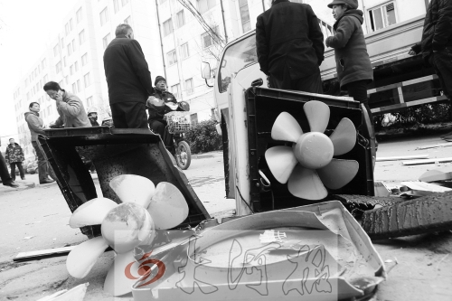 7樓一住戶家中天然氣爆炸，廚房里的排氣扇被炸得掉落地上。