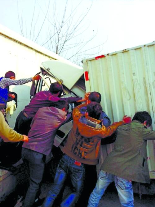 眾人把車往后推，從駕駛室救人
