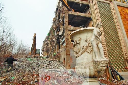 城東路下穿隧道動(dòng)工，建筑垃圾占據(jù)了人行道。