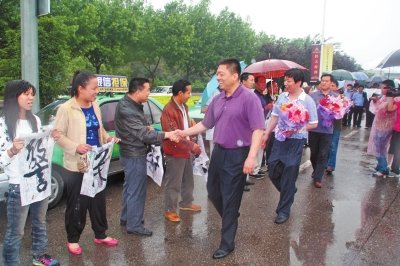 專案組押解嫌疑人回洛，的哥的姐自發(fā)前來(lái)迎接。