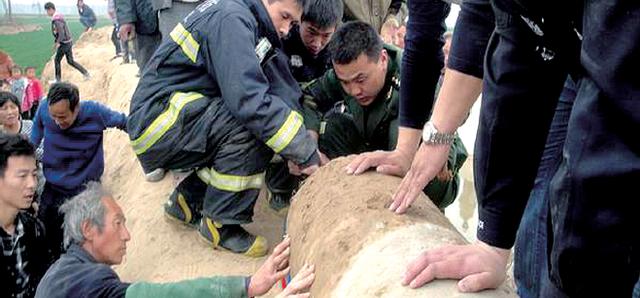 長垣6歲頑童跳入機(jī)井玩耍被卡 4小時終獲救(圖)