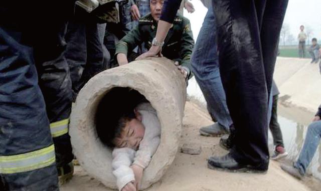 長垣6歲頑童跳入機(jī)井玩耍被卡 4小時終獲救(圖)