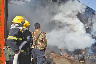 火勢兇猛，濃煙滾滾，消防官兵正在奮力救火。