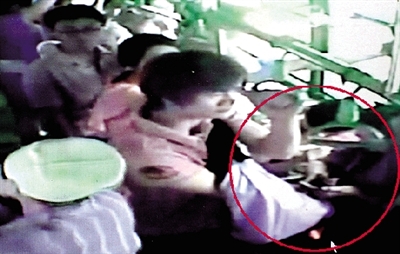 一名小偷拉開(kāi)了乘客李女士的包，并在包里摸了足足3分多鐘。最終，李女士被偷了2.4萬(wàn)多元錢(qián)?！?翻拍視