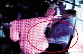 一小偷把手伸到乘客衣兜內(nèi)行竊時(shí)的瞬間。(翻拍視頻)