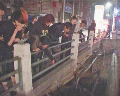 圍觀群眾感嘆橋那么高，被扔下橋的劉先生真是“萬(wàn)幸”。