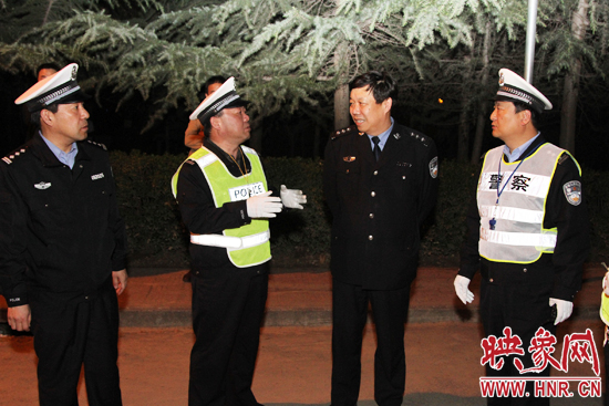 該支隊支隊長石軍(左二)、政委周西漢（左一）在向省總隊督導(dǎo)組匯報整治酒駕時的情景。