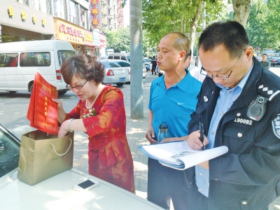 失主在清點(diǎn)、認(rèn)領(lǐng)失物。