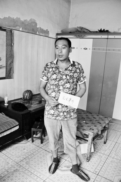 采建新拿的信封里，是南京警方送來的獎(jiǎng)金。