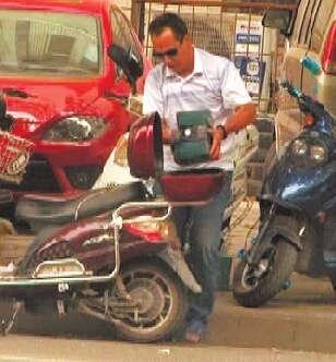 迅速盜得電瓶后,這名男子隨即騎車,載著它們離去。