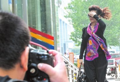 7月22日李某某輪奸案庭前會(huì)議，夢(mèng)鴿擋臉小跑進(jìn)法院。資料圖片京華時(shí)報(bào)記者蒲東峰攝