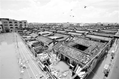 19日，廣東汕頭潮陽區(qū)和平鎮(zhèn)出現(xiàn)水浸現(xiàn)象。連日來，廣東省汕頭市潮陽區(qū)、潮南區(qū)普降暴雨。新華社發(fā)