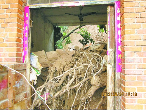 泥石流深夜從屋后直接沖進房內（固始縣段集鎮(zhèn)）